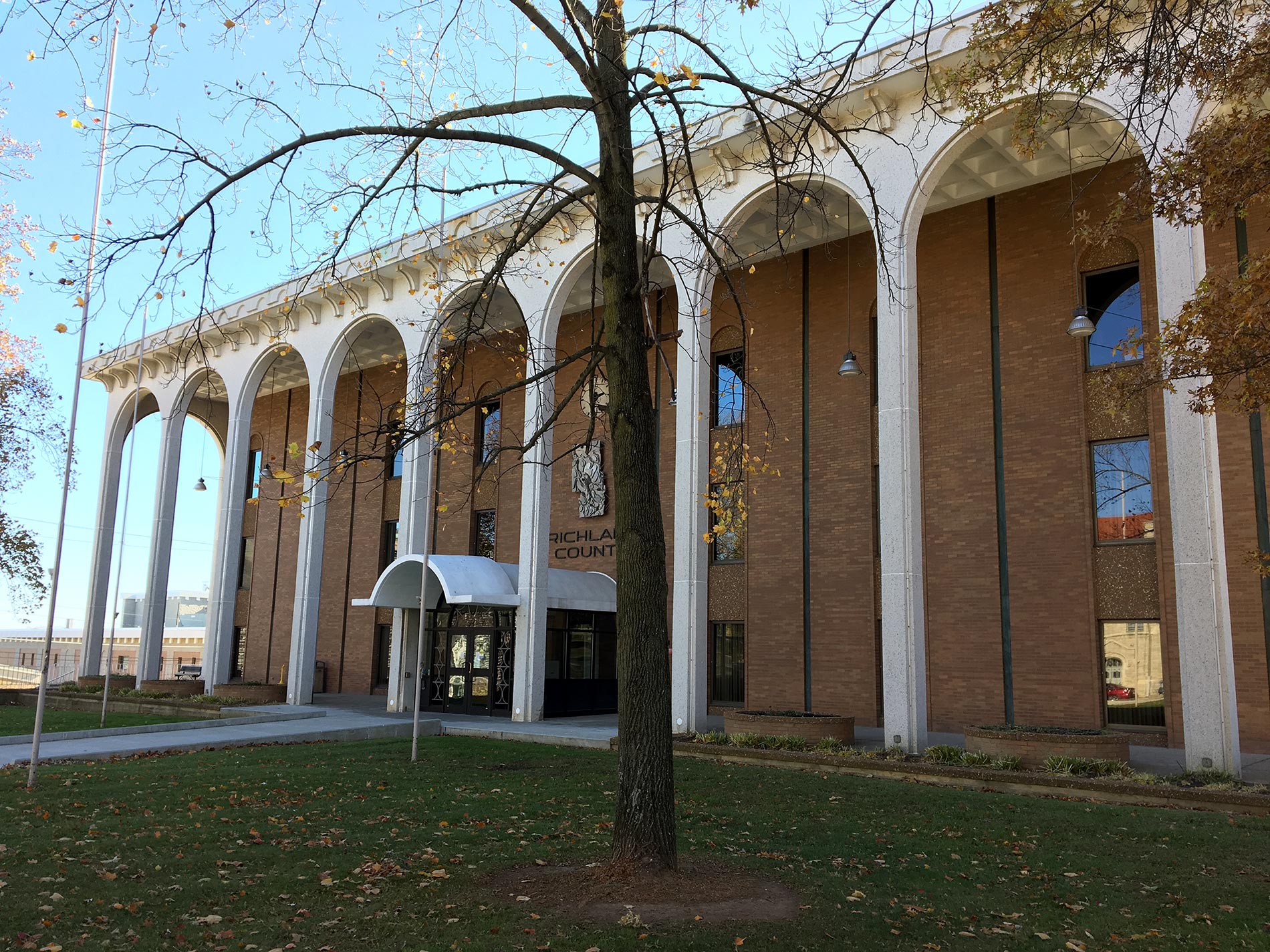 fig. 8 _ Richland County Courthouse (1968) overlooks the public square