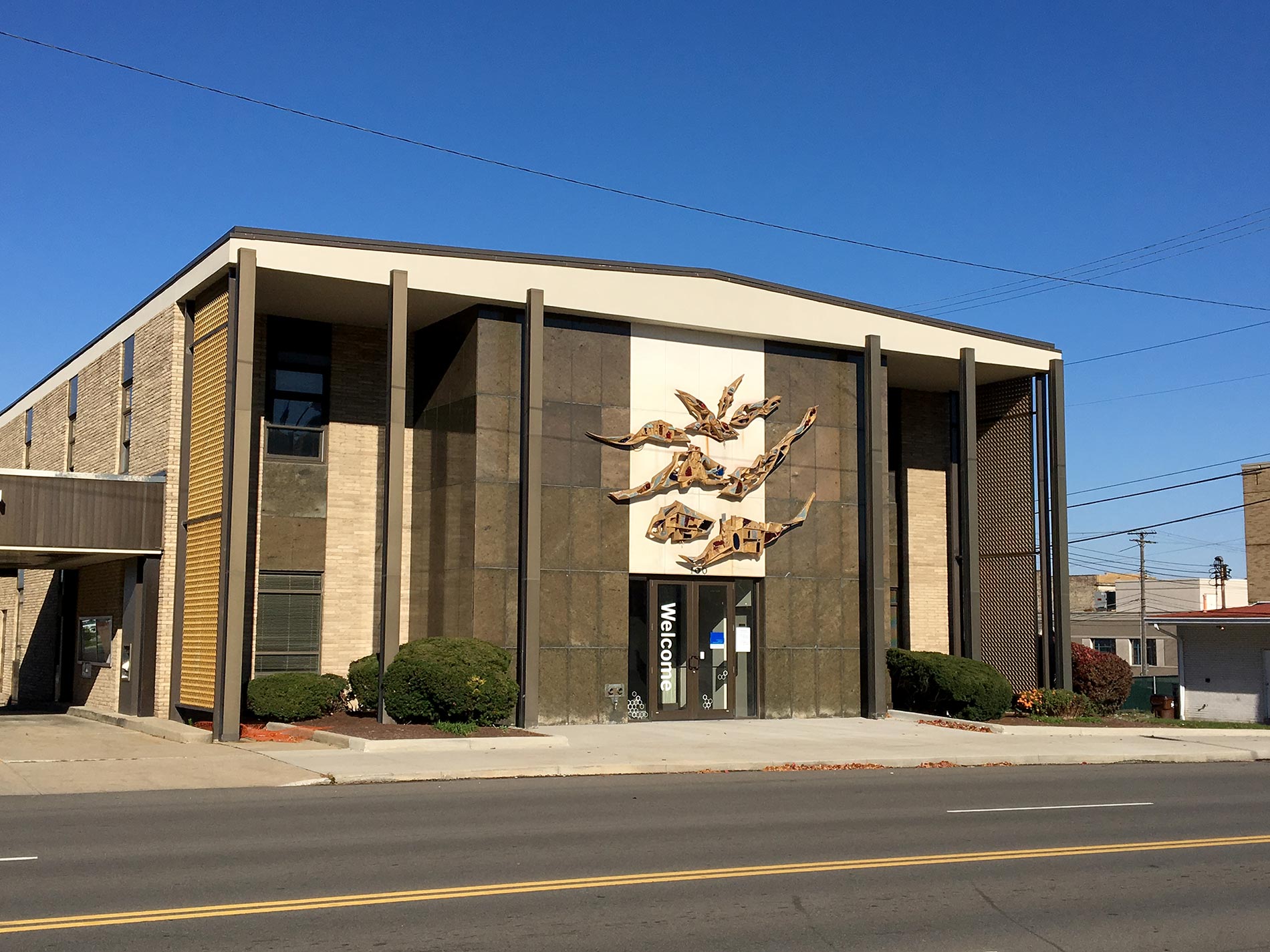 fig. 5 _ This Modern Classical bank contributes to Mansfield’s architectural variety